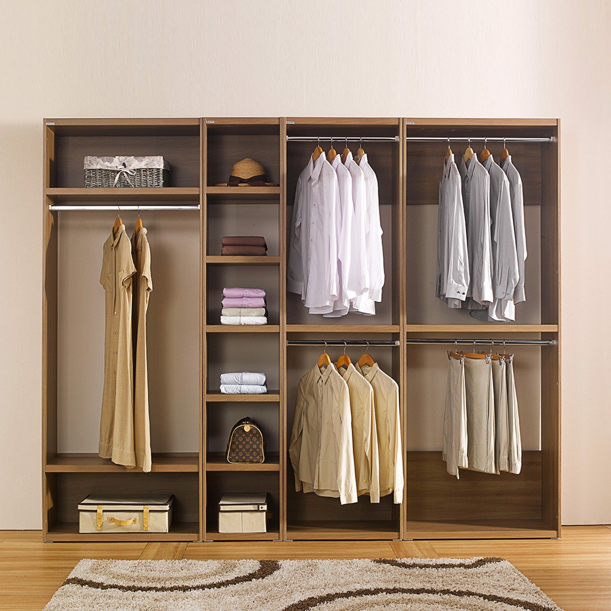Tủ quần áo gỗ công nghiệp mở có nhiều ngăn kéo và kệ để bạn tổ chức và lưu trữ quần áo