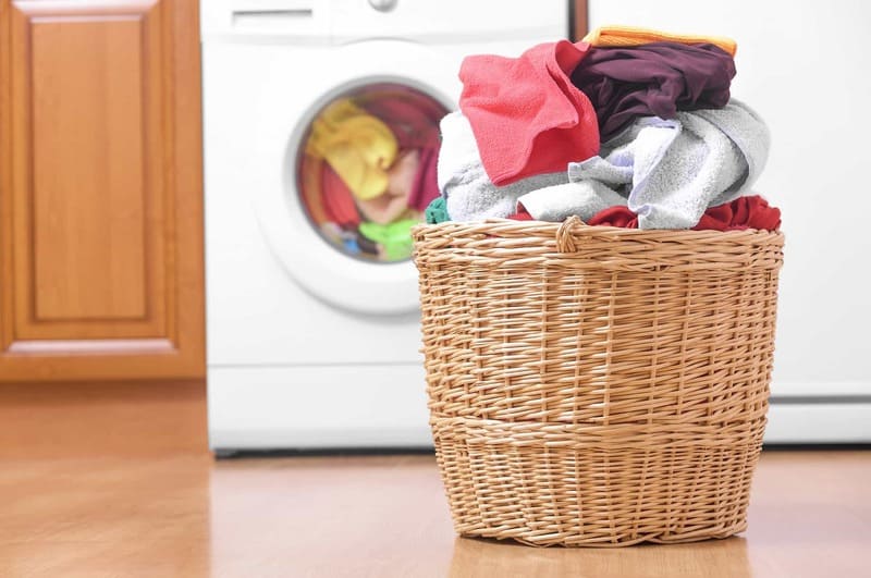 Làm sạch giỏ, quần áo bị bẩn trước khi đưa vào tủ