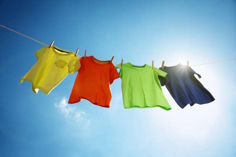 Phơi đồ ngoài trời giúp quần áo khử mùi hôi hiệu quả