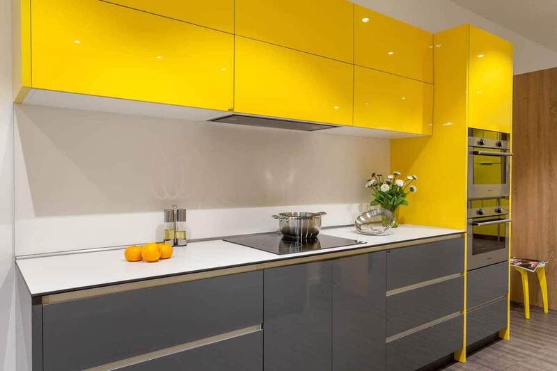 Tủ bếp acrylic kết hợp màu xám và vàng tạo nên điểm nhấn đặc biệt