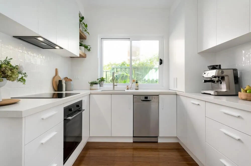 Phòng bếp đơn giản dạng chữ U phong cách Scandinavian
