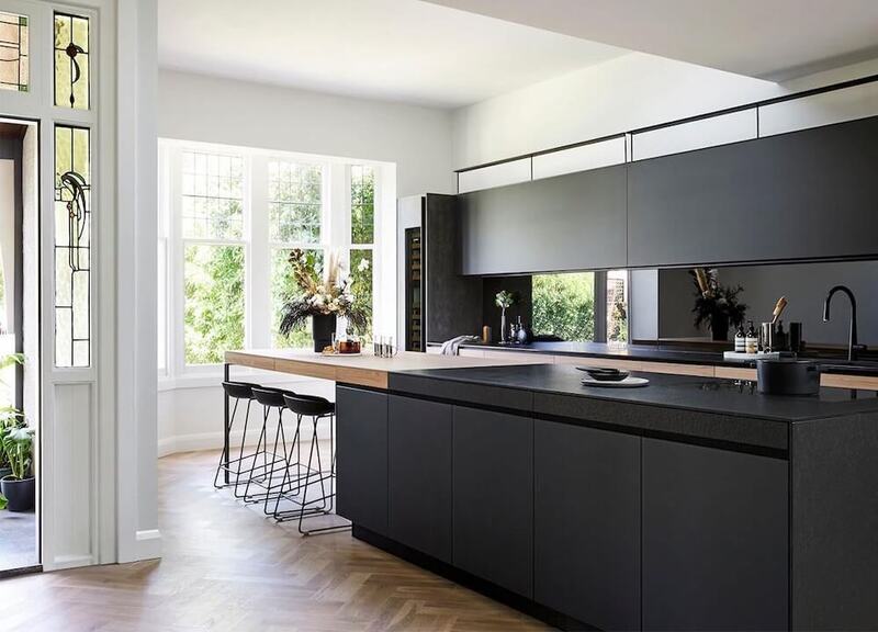 Thiết kế phòng bếp với nội thất màu đen đẳng cấp và thời thượng.