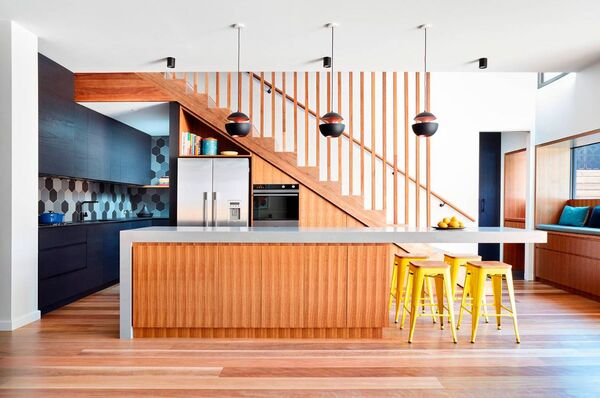 Các thiết kế nhà bếp cạnh cầu thang ấn tượng