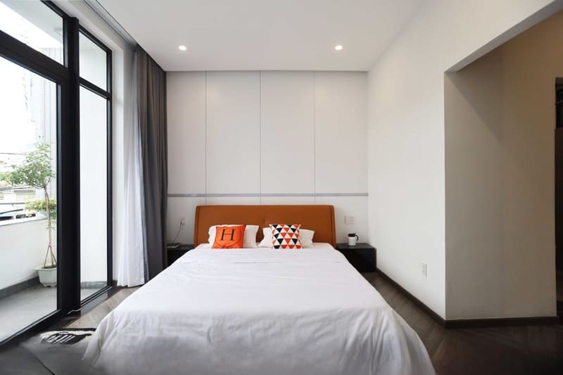 Thiết kế phòng ngủ với xu hướng tối giản cùng màu trắng làm chủ đạo giúp gia tăng ánh sáng
