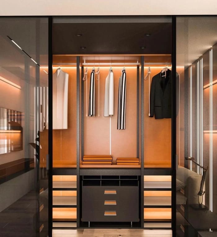 Phòng ngủ hiện đại với phòng thay đồ tích hợp, tối giản và sang trọng, với các góc làm việc thông minh và tiện ích