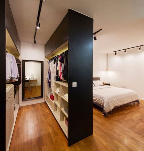 Phòng ngủ hiện đại với phòng thay đồ ẩn sau tường, tạo cảm giác gọn gàng và tiện nghi.