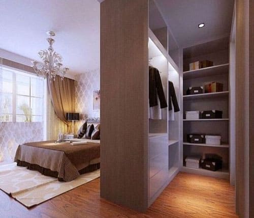 Không gian ngủ tiện lợi với phòng thay đồ kín đáo đằng sau tường, tối giản không gian sử dụng.