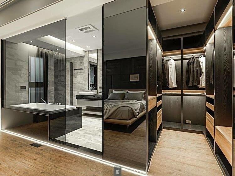 Phòng ngủ được trang bị một phòng thay đồ cửa lùa tiện lợi, giúp tối ưu không gian và tạo cảm giác tiện nghi.