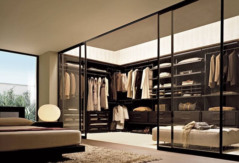 Phòng thay đồ cửa lùa trong phòng ngủ giúp tạo ra không gian ẩn dật và gọn gàng cho việc lưu trữ đồ dùng cá nhân.