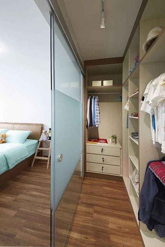 Phòng thay đồ mini tích hợp trong phòng ngủ mang lại sự thuận tiện và tiết kiệm không gian cho không gian sống.