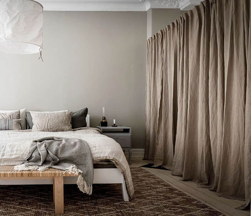Sử dụng rèm treo giúp đánh lừa thị giác và cảm giác trong không gian phòng ngủ