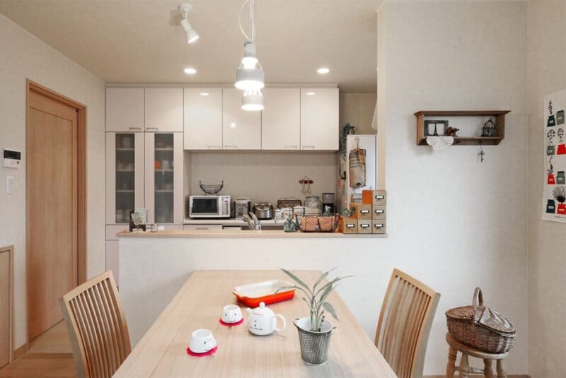 Bếp ăn ấm cúng trong căn hộ chung cư 77m2 phong cách Nhật Bản